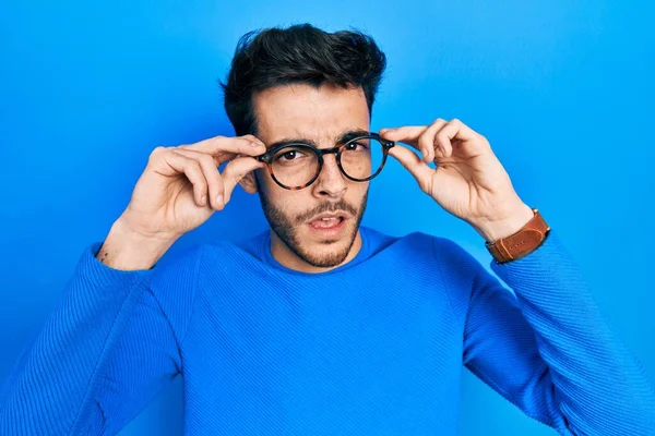 Joven Hombre Hispano Con Gafas Cara Choque Mirando Escéptico Sarcástico —  Fotos de Stock