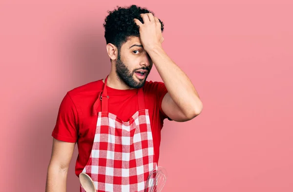 Homem Árabe Jovem Com Barba Vestindo Avental Cozinheiro Surpreso Com — Fotografia de Stock