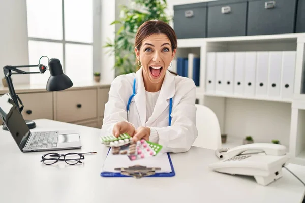 Young Brunette Doctor Woman Holding Pills Celebrating Crazy Amazed Success — Foto Stock
