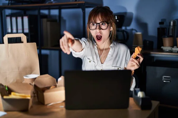 Jovem Mulher Bonita Trabalhando Usando Laptop Computador Comer Comida Entrega — Fotografia de Stock