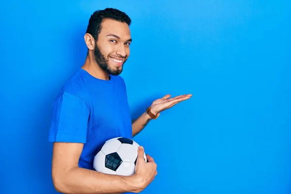 Hiszpan Brodą Trzymający Piłkę Nożną Skierowaną Bok Dłońmi Otwartymi Dłońmi — Zdjęcie stockowe
