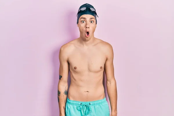 Jonge Spaanse Man Draagt Zwemkleding Een Zwembril Bang Geschokt Met — Stockfoto