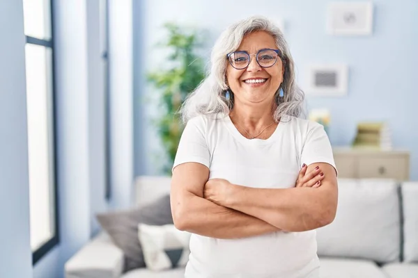 Frau Mittleren Alters Lächelt Selbstbewusst Mit Verschränkten Armen Hause — Stockfoto