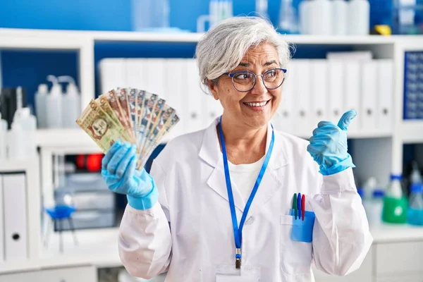 Mujer Mediana Edad Con Pelo Gris Trabajando Laboratorio Científico Sosteniendo — Foto de Stock