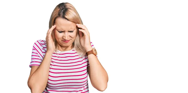年轻的高加索女人头戴便服 因为压力头疼 偏头痛 — 图库照片
