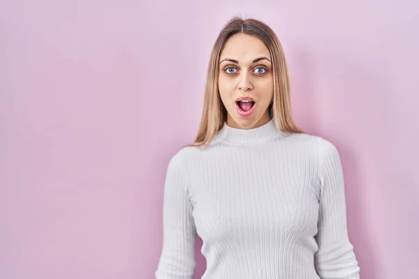 Young Blonde Woman Wearing White Sweater Pink Background Afraid Shocked — Stock Photo, Image