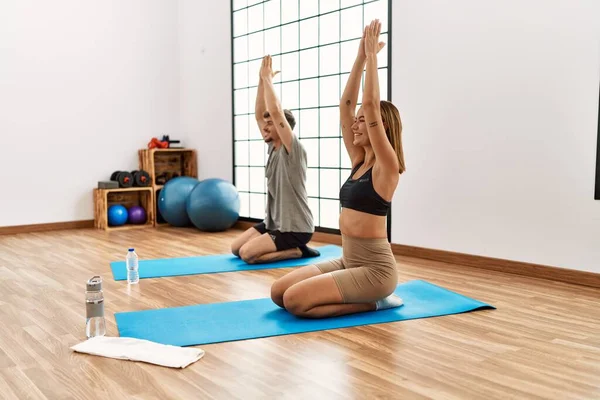 Jeune Couple Sportif Hispanique Souriant Yoga Entraînement Heureux Centre Sportif — Photo