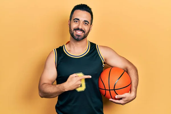 Όμορφος Ισπανός Γενειάδα Που Κρατάει Μπάλα Του Μπάσκετ Χαμογελώντας Χαρούμενος — Φωτογραφία Αρχείου