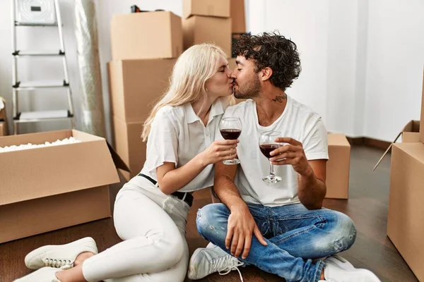 Jong Mooi Paar Zoenen Toasten Met Rode Wijn Nieuw Huis — Stockfoto