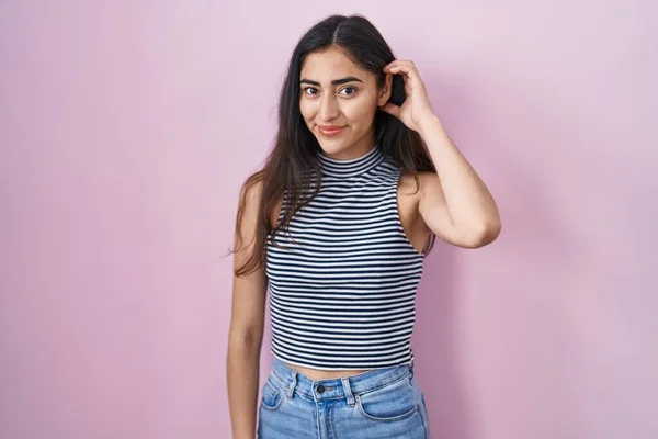 Sıradan Çizgili Shirt Giyen Genç Bir Kız Kulağı Kulağında Gülümsüyor — Stok fotoğraf