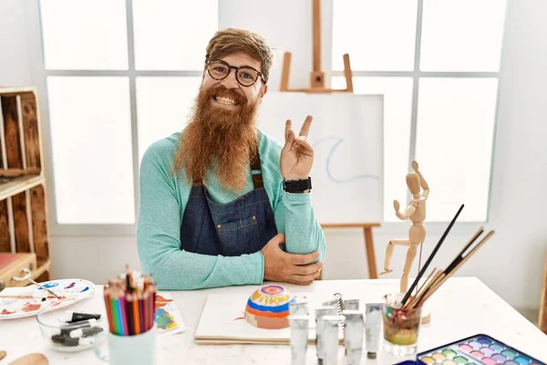 Redhead Man Long Beard Painting Clay Bowl Art Studio Smiling — 图库照片