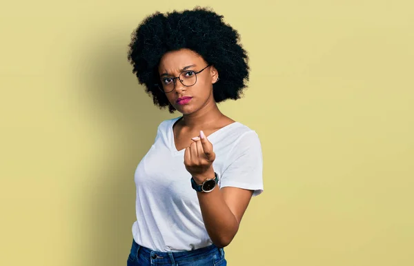 Young African American Woman Wearing Casual White Shirt Beckoning Come — Stok fotoğraf