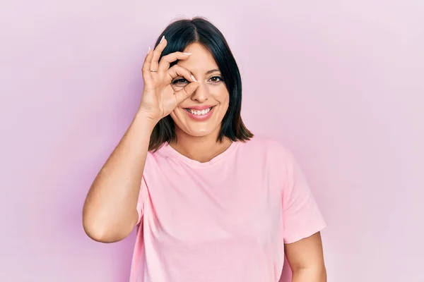 Ung Latinamerikansk Kvinna Bär Casual Rosa Shirt Gör Gest Med — Stockfoto