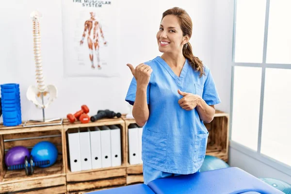 Medelåldern Latinamerikansk Sjukgymnast Kvinna Som Arbetar Smärta Återhämtning Klinik Pekar — Stockfoto