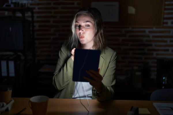 Blonde Caucasian Woman Working Office Night Looking Camera Blowing Kiss —  Fotos de Stock