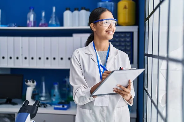 Joven Mujer Afroamericana Científica Escribe Informe Documento Laboratorio —  Fotos de Stock