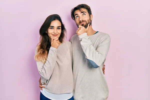 Jovem Casal Hispânico Vestindo Roupas Casuais Com Mão Queixo Pensando — Fotografia de Stock