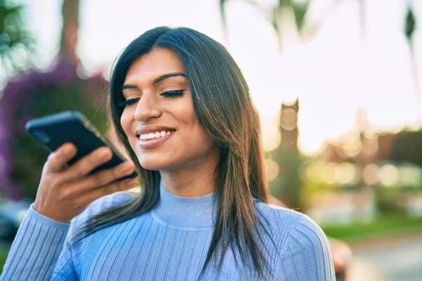 Young Hispanic Woman Sending Voice Message Smartphone Town — ストック写真