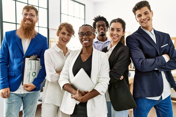 Gruppo Imprenditori Sorridenti Felici Con Braccia Incrociate Gesto Piedi Ufficio — Foto Stock