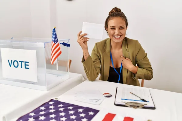 Hermosa Mujer Hispana Sosteniendo Sobre Votación Urnas Apuntando Con Dedo —  Fotos de Stock