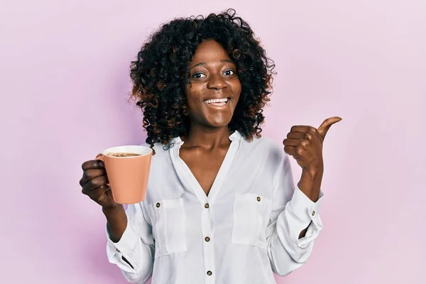 Fiatal Afro Amerikai Kezében Kávé Mutatva Hüvelykujját Oldalára Mosolyogva Boldog — Stock Fotó