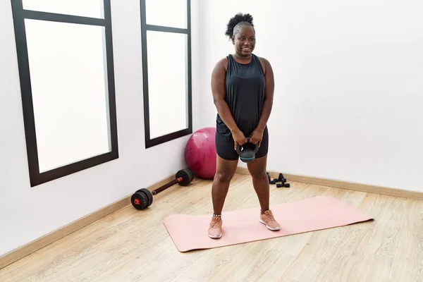 Молода Афроамериканська Жінка Яка Посміхається Упевненості Тренувань Використовуючи Дзвінок Спортивному — стокове фото