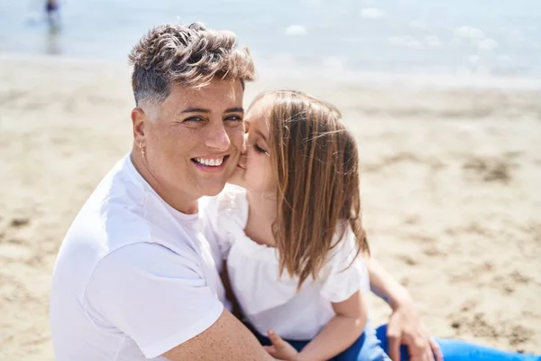 Pai Filha Beijando Abraçando Uns Aos Outros Sentados Areia Praia — Fotografia de Stock