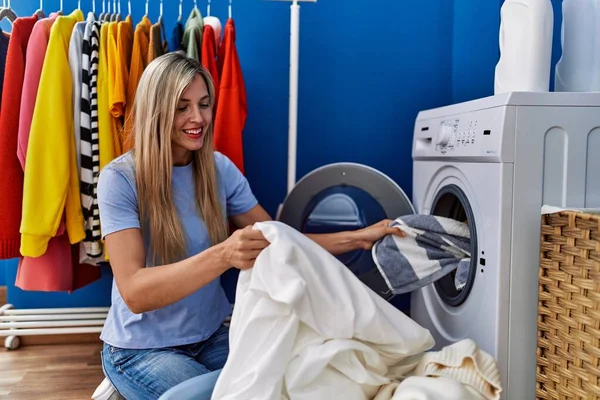 Junge Blonde Frau Lächelt Selbstbewusst Beim Wäschewaschen Der Waschküche — Stockfoto