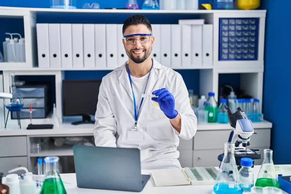 Jovem Árabe Homem Cientista Usando Laptop Segurando Amostra Laboratório — Fotografia de Stock