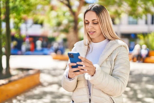 Ung Kvinna Ler Säker Med Hjälp Smartphone Parken — Stockfoto