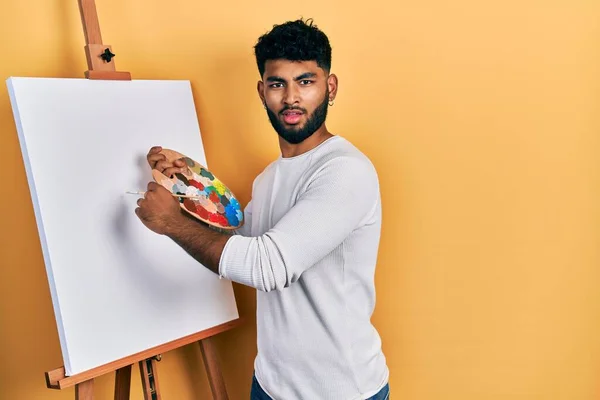 Hombre Árabe Con Barba Pie Dibujo Con Paleta Por Pintor —  Fotos de Stock