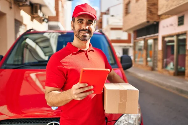 Joven Mensajero Hispano Usando Touchpad Sosteniendo Paquete Calle — Foto de Stock