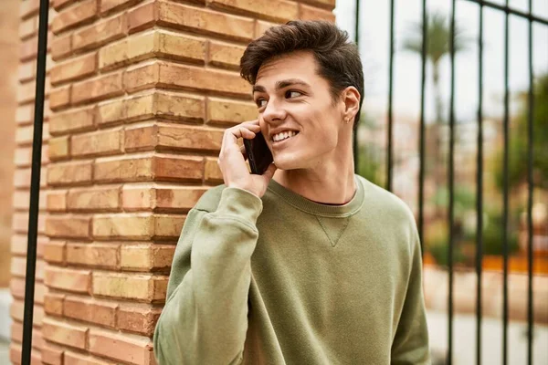 Jovem Hispânico Sorrindo Feliz Falando Smartphone Cidade — Fotografia de Stock