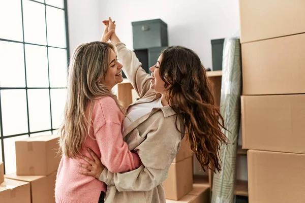 Joven Hermosa Pareja Sonriendo Feliz Bailando Nuevo Hogar —  Fotos de Stock