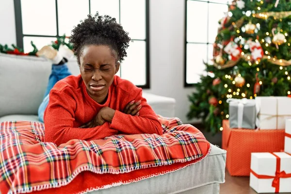 Jovem Afro Americana Deitada Sofá Junto Árvore Natal Com Mão — Fotografia de Stock