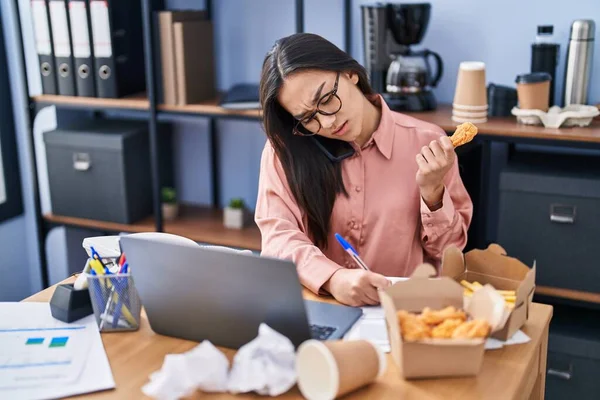 Young Hispanic Woman Business Worker Eating Delivery Food Working Office — Stock Photo, Image