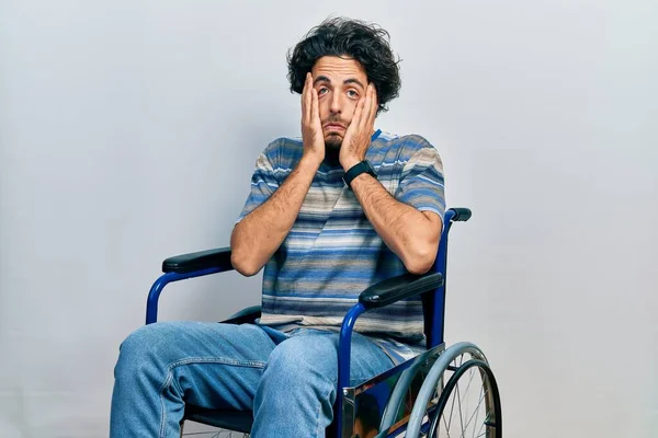 Tekerlekli Sandalyede Oturan Yakışıklı Spanyol Adam Yorgun Eller Yüzü Depresyonu — Stok fotoğraf