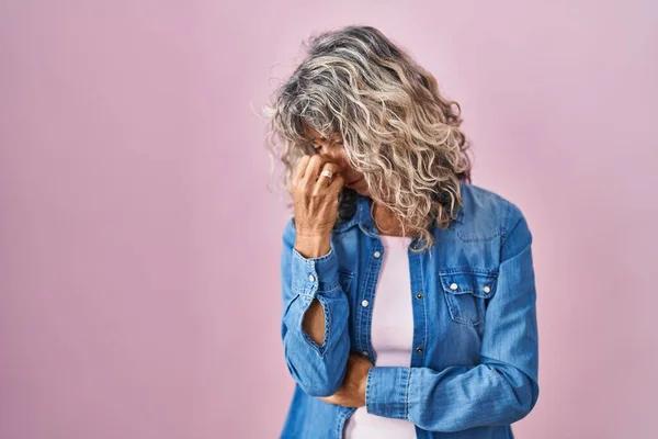 Mulher Meia Idade Sobre Fundo Rosa Cansado Esfregando Nariz Olhos — Fotografia de Stock