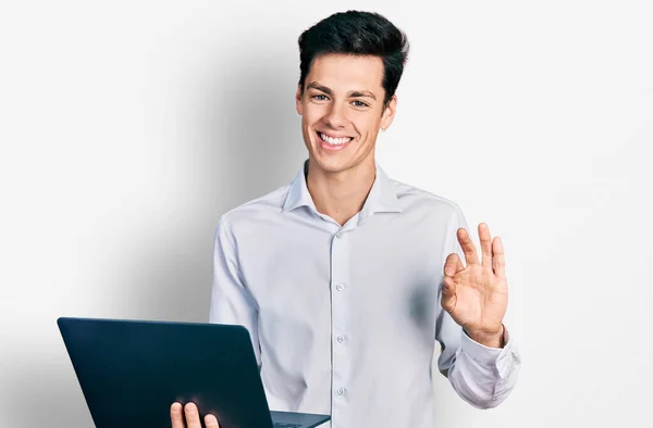 Joven Hombre Negocios Hispano Trabajando Usando Computadora Portátil Haciendo Signo — Foto de Stock