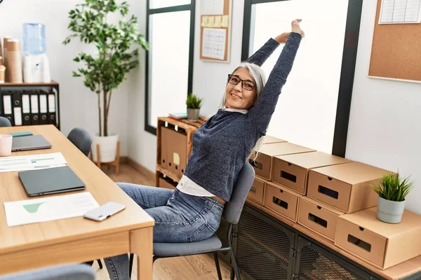 Middelbare Leeftijd Grijs Harige Vrouw Zakenman Stretching Armen Rusten Kantoor — Stockfoto