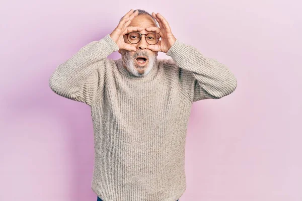 Красивый Пожилой Мужчина Бородой Обычном Свитере Очках Пытается Открыть Глаза — стоковое фото