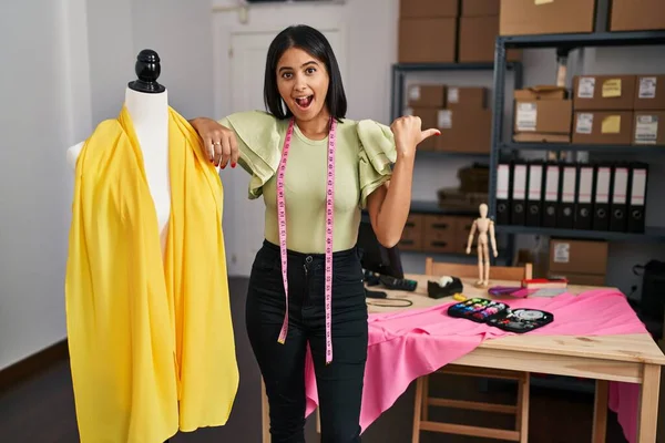 Young Hispanic Woman Standing Manikin Small Business Pointing Thumb Side — Stock Photo, Image