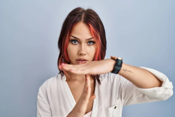 Mujer Caucásica Joven Con Camisa Blanca Casual Sobre Fondo Aislado — Foto de Stock