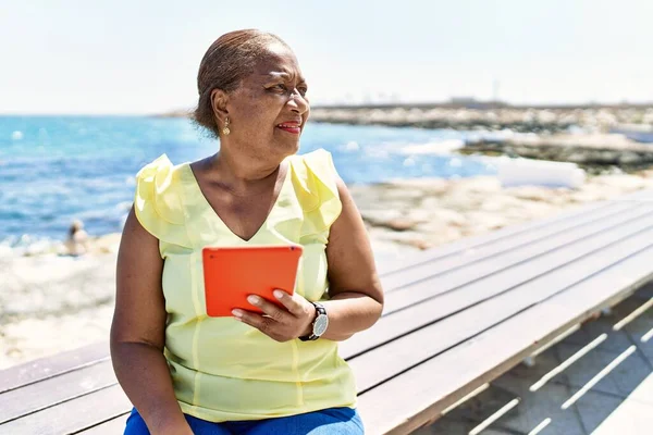 Senior African American Woman Using Touchpad Sitting Bench Beach — Stockfoto