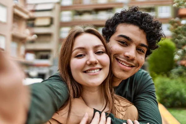 Молода Міжрасова Пара Посміхається Щасливий Обіймає Зробити Селфі Біля Камери — стокове фото
