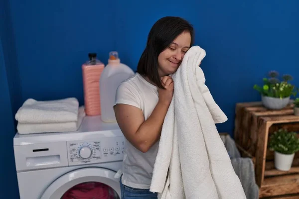 Syndrome Woman Smiling Confident Touching Towel Face Laundry Room — Stockfoto