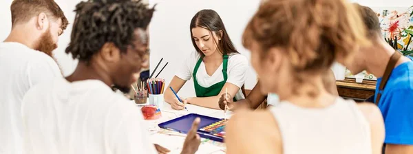 Gruppo Persone Sorridenti Disegno Felice Seduto Sul Tavolo Studio Arte — Foto Stock