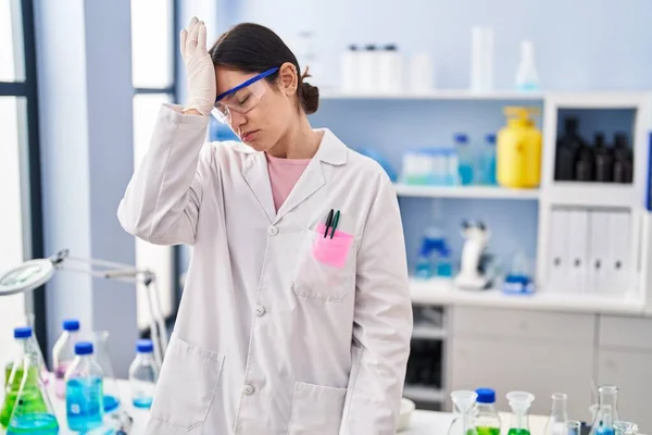 Young Brunette Woman Working Scientist Laboratory Surprised Hand Head Mistake — Foto Stock