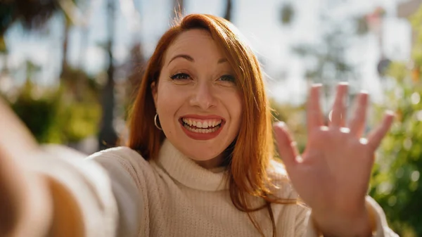 Jovem Ruiva Sorrindo Confiante Fazer Selfie Pela Câmera Parque — Fotografia de Stock