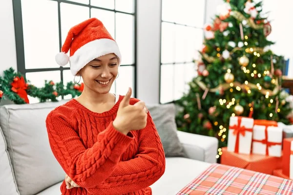 Mulher Hispânica Jovem Com Cabelo Curto Usando Chapéu Natal Sentado — Fotografia de Stock